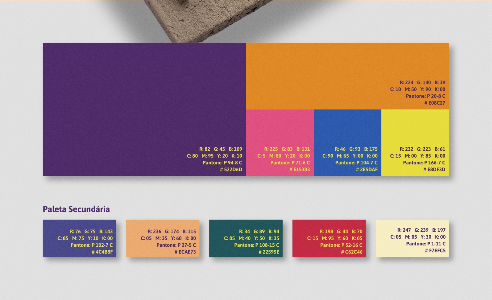 Paleta primária e secundária, com referências Pantone.